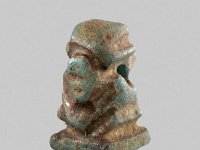 Aeg F 138  Aeg F 138, Bigeh, Patäke?, Dunkelgrüne Fayence, H 1,0 cm, B 0,5 cm, T 0,7 cm : Bestandskatalog Ägypten, Museumsfoto: Claus Cordes